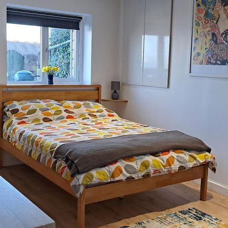 Modern Studio Apartment With Outstanding Views, Sleeps 2 Newlyn Kültér fotó