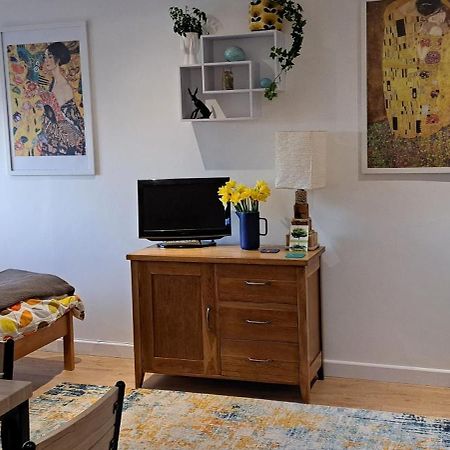 Modern Studio Apartment With Outstanding Views, Sleeps 2 Newlyn Kültér fotó