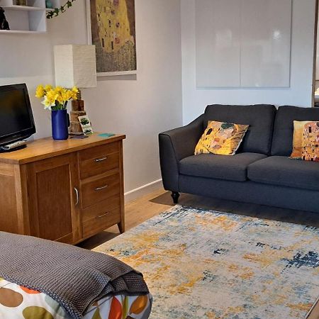 Modern Studio Apartment With Outstanding Views, Sleeps 2 Newlyn Kültér fotó